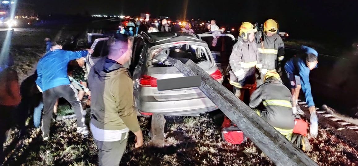Como mínimo un fallecido, dos heridos en grave estado y dos heridos leves tras el choque en la Autopista Rosario-Cordoba. Venían de Rosario. En vivo <a href="/radiosuquia/">Radio Suquía</a> <a href="/PoliciaCbaOf/">Policía de Córdoba</a>