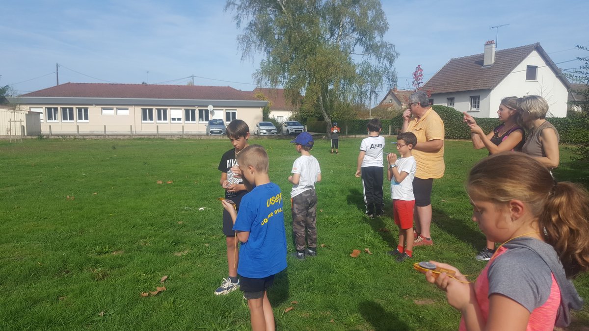 Après les petits la semaine précédente, c'est au tour des grands d'ouvrir le bal des rencontres "hors temps scolaire" avec une activité randonnée/course d'orientation à Cosne pour 59 enfants.
<a href="/usepnationale/">USEP nationale</a> <a href="/AlainTexier2/">Alain Texier</a> <a href="/BernonMme/">classeMmeBernon</a>