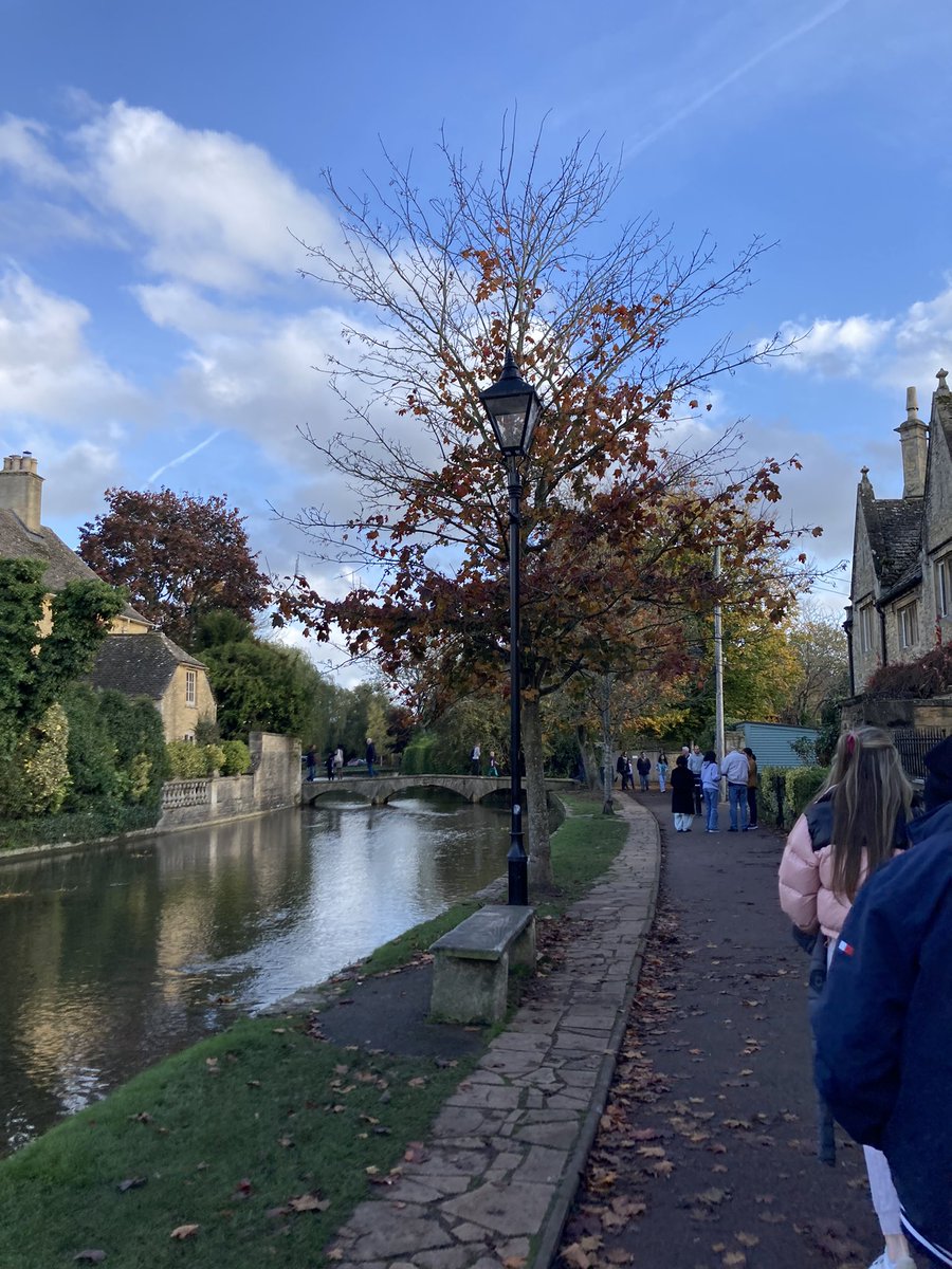 janelottering's tweet image. #bourtononthewater …. #cotswolds 😍💚
