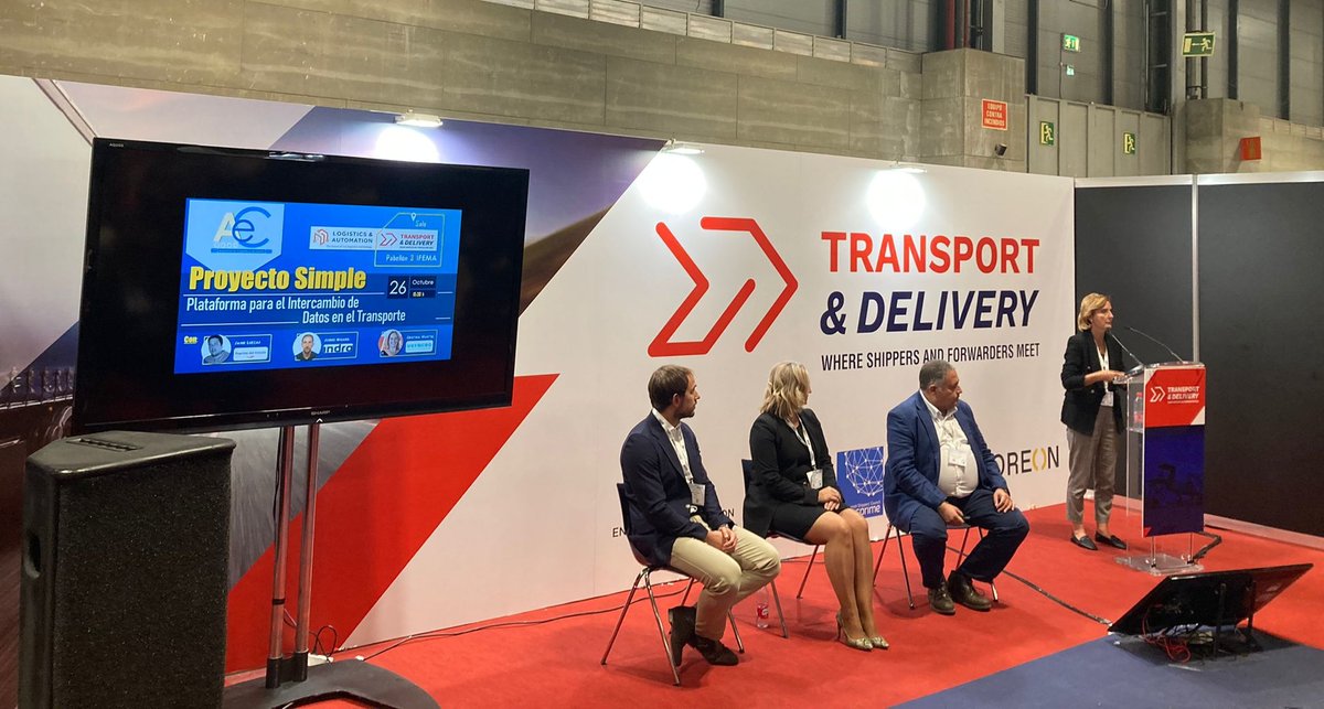 SimpleLogistica's tweet image. Ayer en @LogisticsSpain, en @IFEMA, @PuertosEstado, @IndraCompany y @usyncro presentaron las capacidades de #SIMPLE para ofrecer trazabilidad de las mercancías a lo largo de la cadena logística e interoperabilidad con sistemas y plataformas externas @mitmagob @Adif_es @FeRated