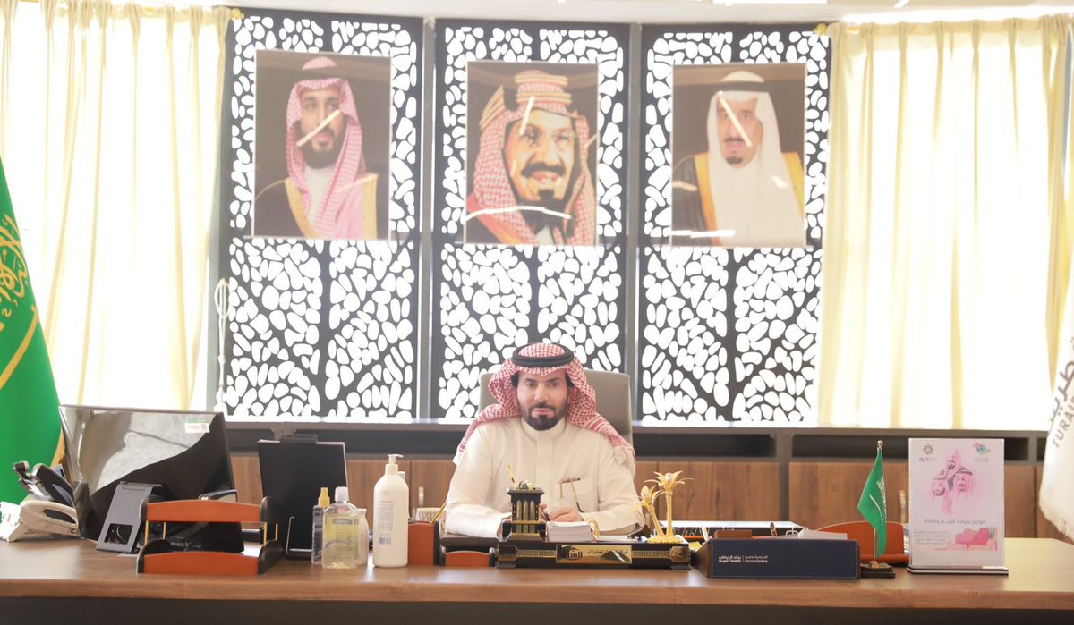turaif_mu's tweet photo. باشر رئيس #بلدية_محافظة_طريف محمد بن هلان الوردة صباح هذا اليوم مهام عمله  ، بعد صدور قرار سعادة أمين منطقة الحدود الشمالية المهندس شمام بن سعيدان الشمري بتكليفه رئيسا لبلدية طريف . https://t.co/W9VoWpgY9q