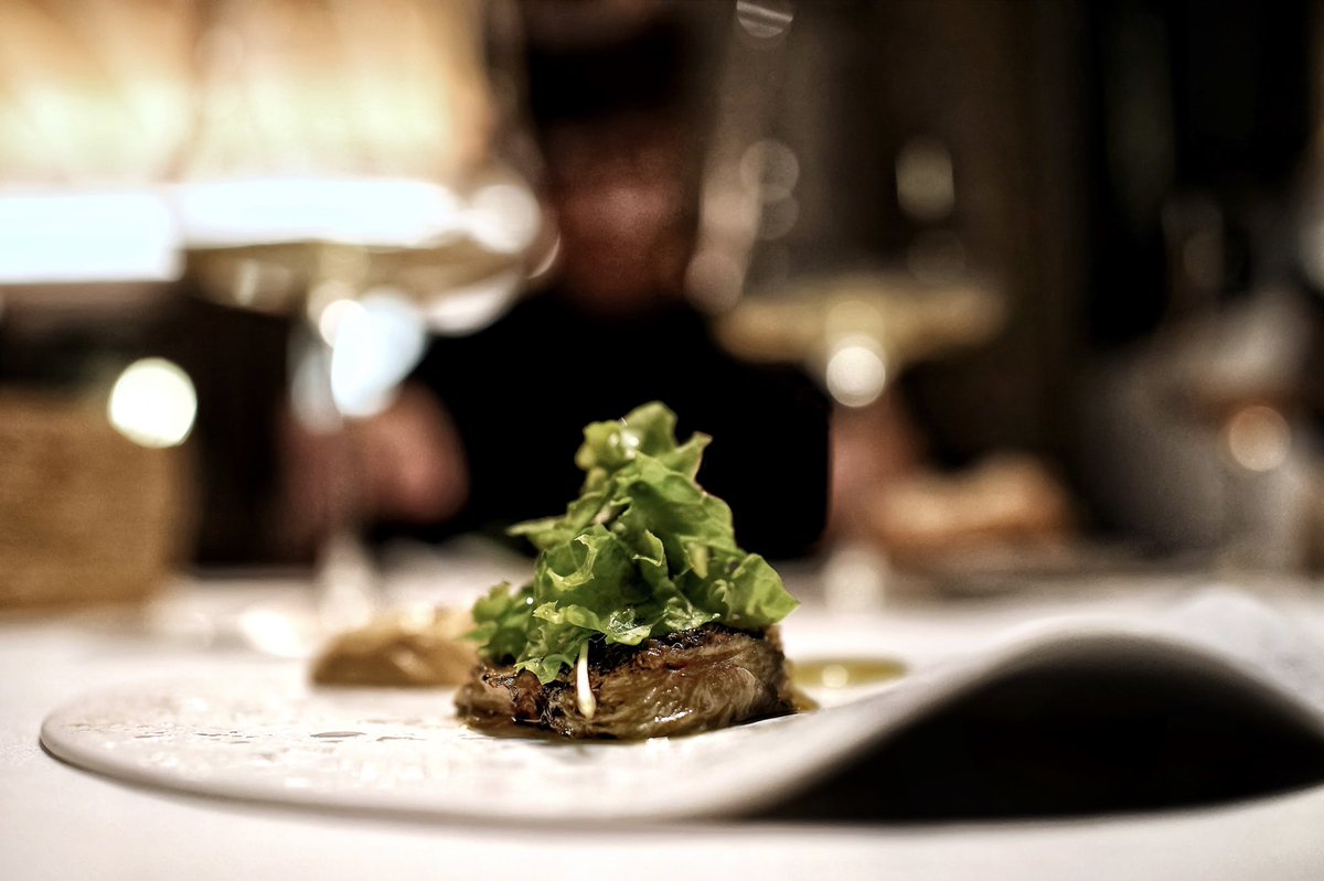 BonAmb: Notable mejora desde mi anterior visita en 2019 con un menú con mucha personalidad que en muchos momentos llega a la excelencia. A destacar unos sabrosos y equilibrados fondos/caldos muy finos, llenos de matices y ligeros que Alberto domina con precisión. Imprescindible!