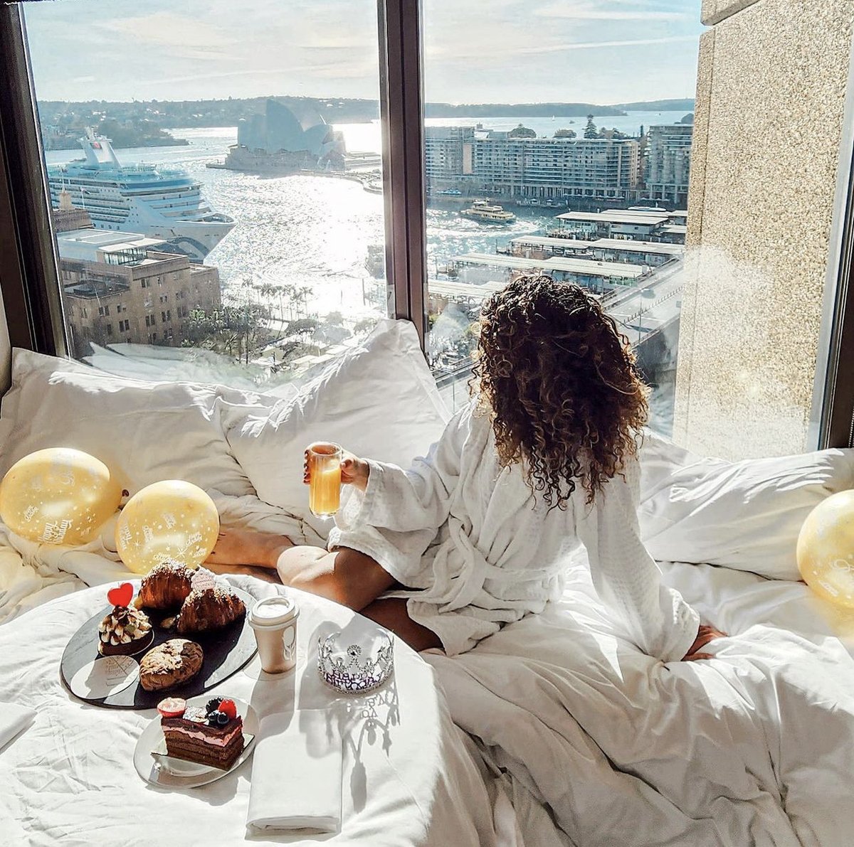 Celebrate your birthday in style. Request special amenities for your loved ones before checking in, and we will accommodate your request. 

#fssydney #therocks #sydney
📸 <a href="/whereisleticia/">Letícia</a>