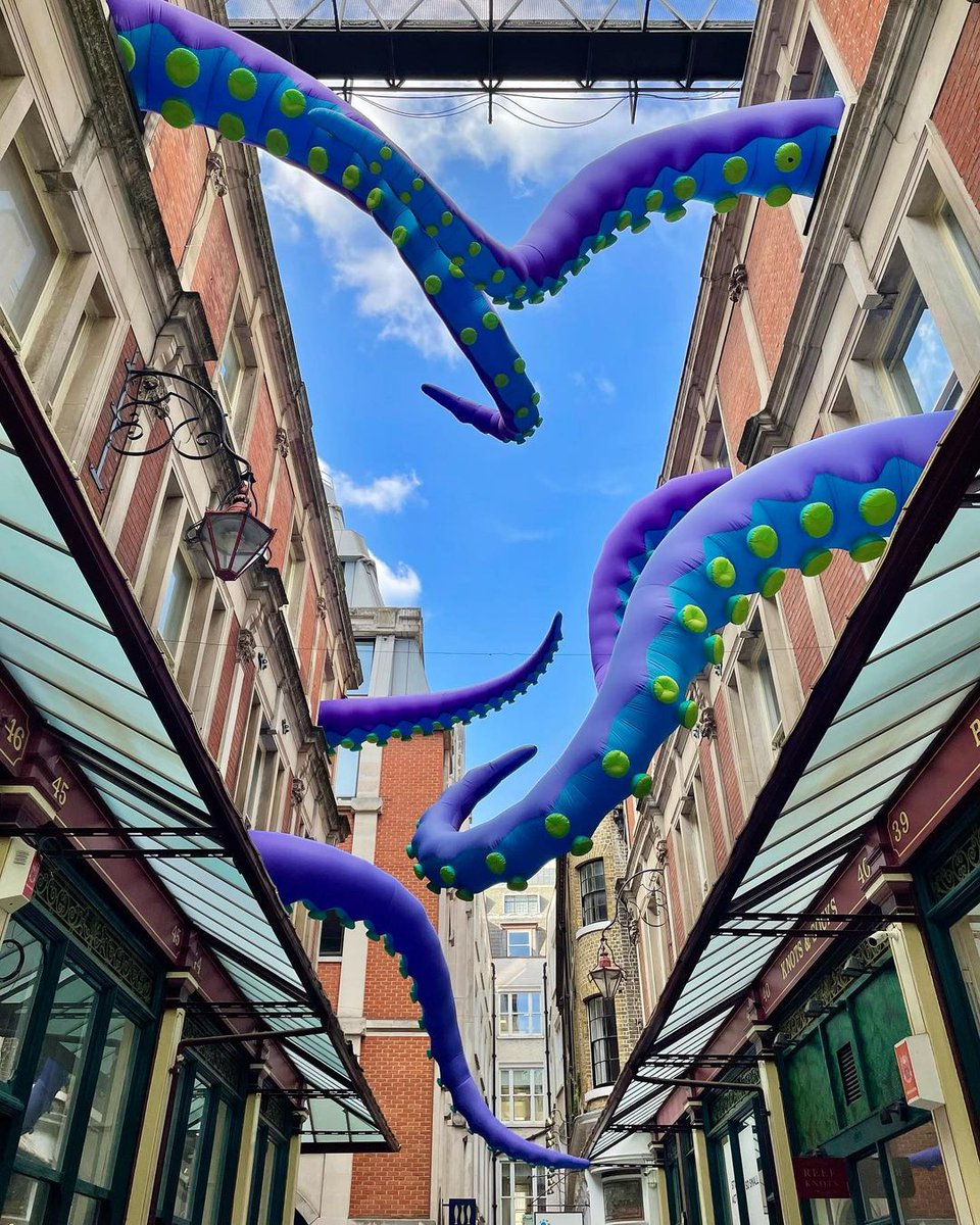 Boooo👻... Halloween s'approche! Quelle décoration préférez-vous ?🎃 1.Annabel's 2.Leadenhall Market 📷 @eatnlondon @adventures.of.gemma #eurostar