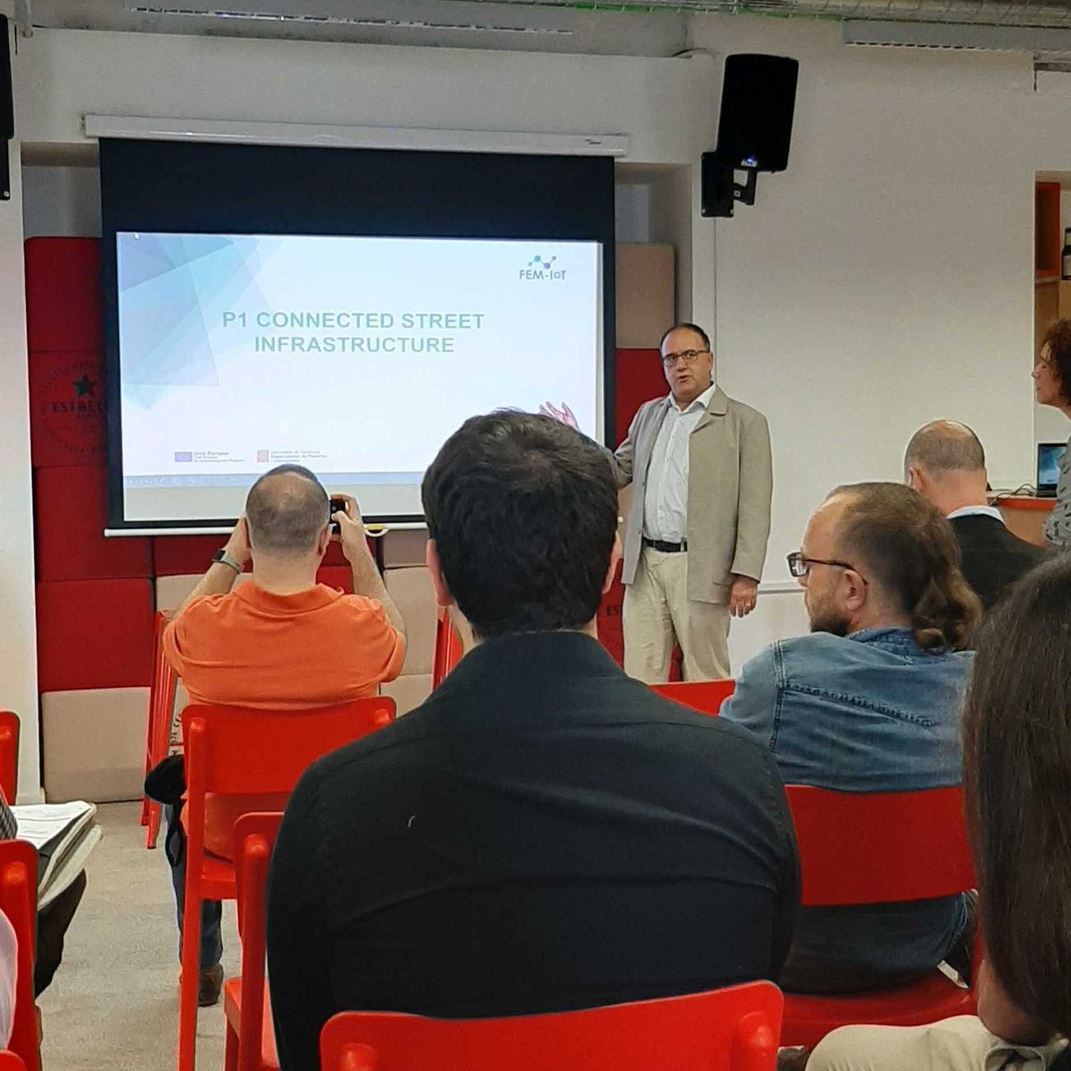 🚙 Avui presentem a <a href="/TechBarcelona/">Tech Barcelona</a> alguns casos d'ús desenvolupats dins del projecte d'Infraestructures de Carrer Connectat emmarcat en la iniciativa #FEMIoT! Aquests resultats tenen l’objectiu de definir, implementar i desplegar infraestructures en #SmartCities #FEDERrecerca
⬇️