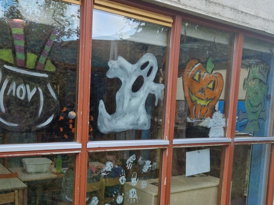 an_cosan's tweet photo. Our #EarlyYears centre in #Kiltipper is looking suitably spooky for #Halloween, thanks to the artistic abilities of one of our creative parents! ๐๐ป
#EarlyYearsEducation #LifelongLearning #EmpowermentThroughEducation #TransformativeEducation #Tallaght https://t.co/C56ChC6kmM