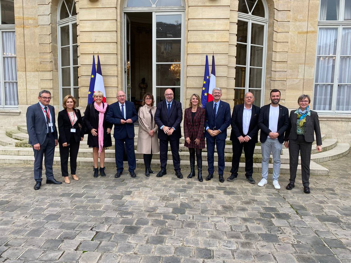 StTRAVERT's tweet image. Une délégation d’élus locaux @RepEnsemble ont été reçus ce matin à #Matignon pour des remontées de #terrain sur les politiques publiques en action  sur les territoires. Merci à @Elisabeth_Borne #1ereMinistre pour son accueil sa disponibilité et la qualité de nos échanges #LRE 🇫🇷