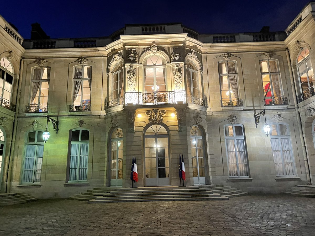 StTRAVERT's tweet image. Une délégation d’élus locaux @RepEnsemble ont été reçus ce matin à #Matignon pour des remontées de #terrain sur les politiques publiques en action  sur les territoires. Merci à @Elisabeth_Borne #1ereMinistre pour son accueil sa disponibilité et la qualité de nos échanges #LRE 🇫🇷