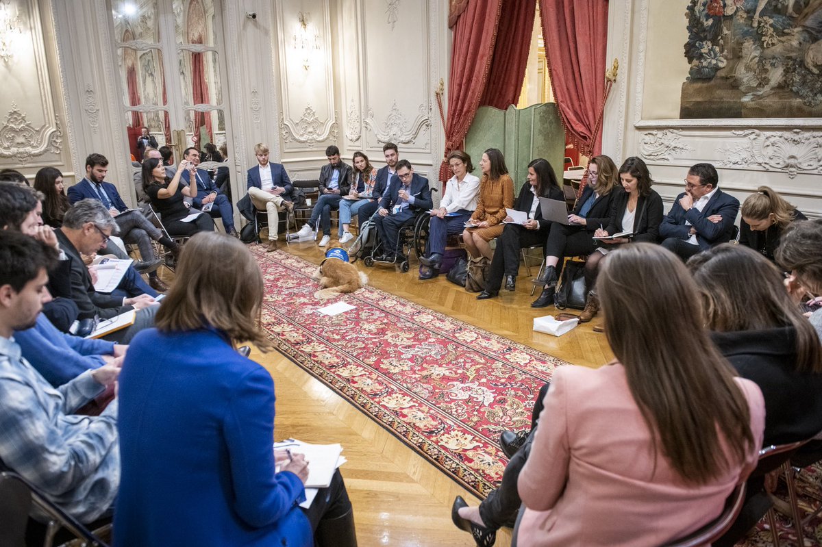 Oui, notre #démocratie a besoin d'un nouveau souffle ! Telle est l'ambition du colloque que j’ai le plaisir d’accueillir à l’@AssembleeNat ce matin grâce à l’engagement de @CarolineJanvier et @cfourniereelv, réunis pour agir 'depuis la #circo jusqu'à la nation' @DemOuverte