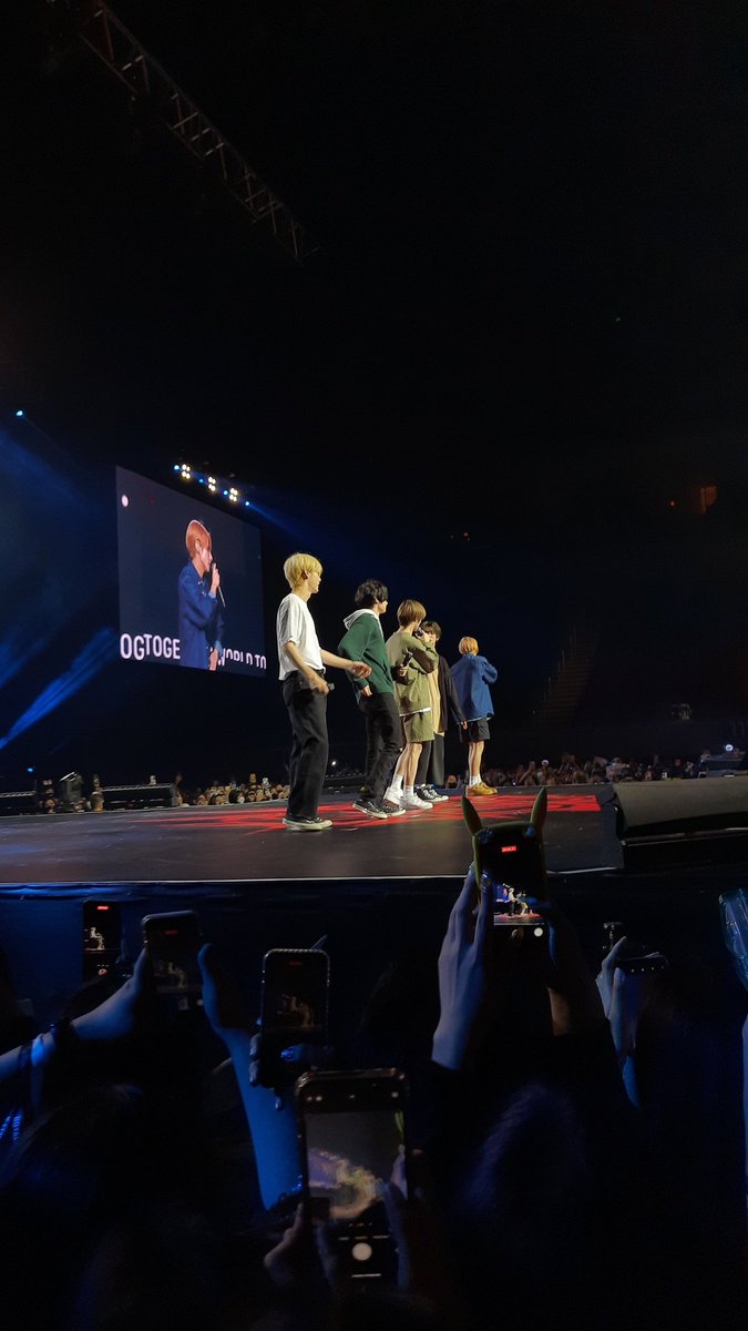 httpchoisoobin's tweet photo. txt is really giant #ACTLOVESICKinMANILA https://t.co/mL2ONoHC6Y