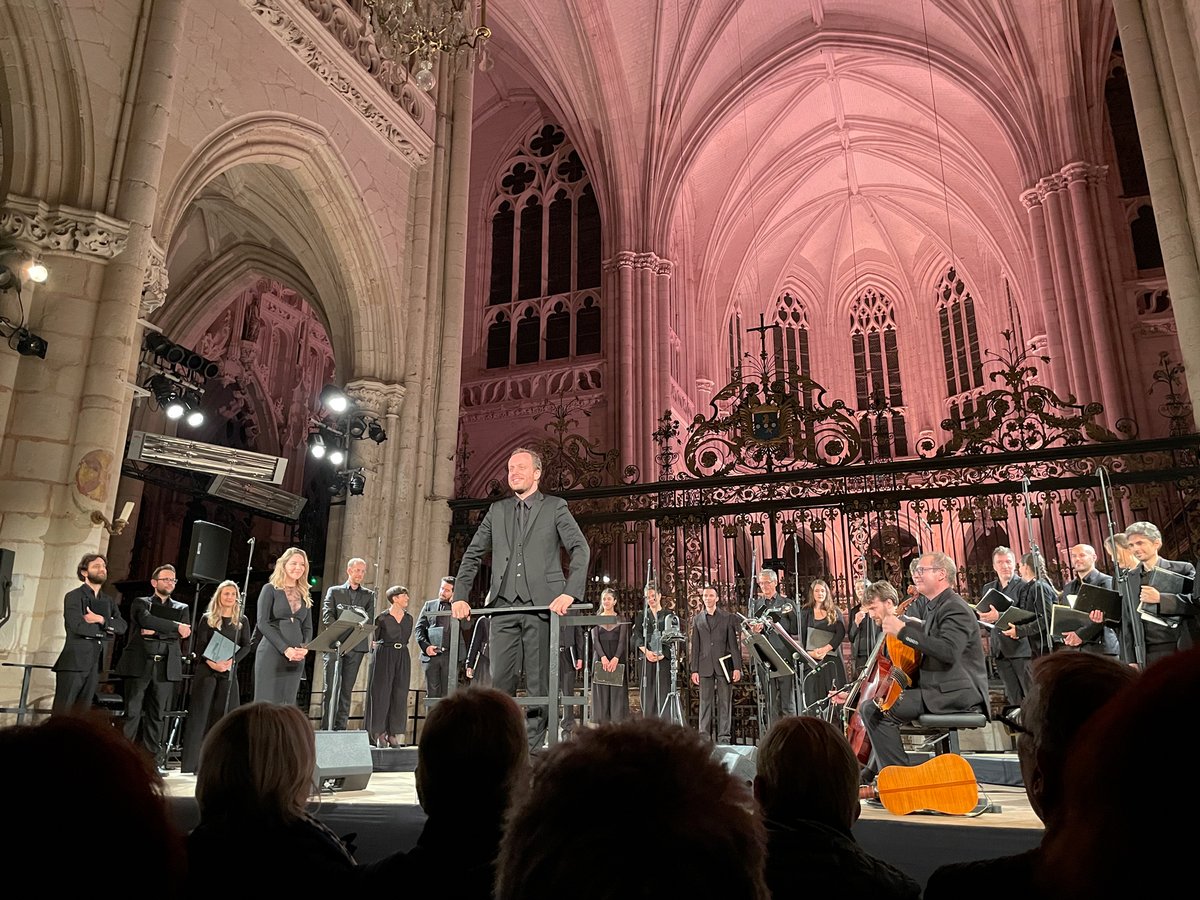 Aedesensemble's tweet photo. Merci au Festival de Saint-Riquier pour son accueil hier soir, merveilleux "Lamento" avec la cantaora @Rocio_Marquez_ sous la direction de #MathieuRomano. Enchantés de chanter dans cette sublime Abbaye de Saint-Riquier, aux portes de la Baie de Somme ! @Somme_fr @hautsdefrance https://t.co/A0z8I8B3IQ