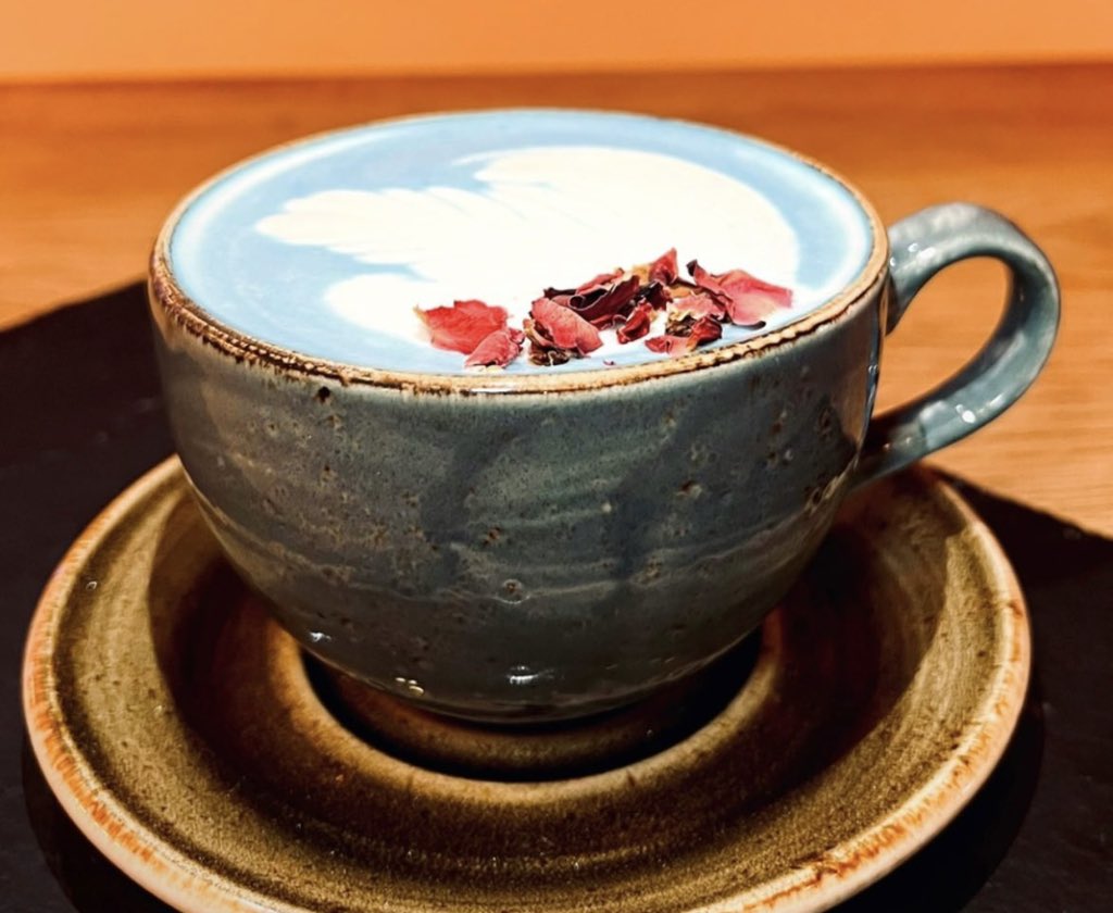 SimonFih's tweet photo. One of the great things about #Hospitality is how teams create experiences &amp; magical moments.✨

#bluelatte #thursdayvibes https://t.co/S5oF1A0GJB