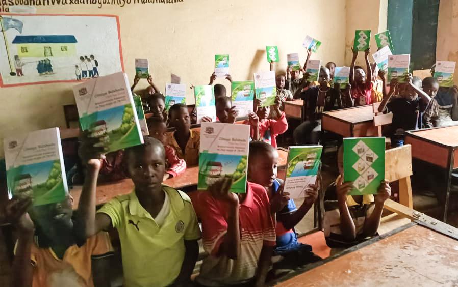 HanoAcademy's tweet photo. Our field team in Jowhar and Balcad managed to distribute textbooks to the students in these locations under @USAIDBarAmaBaro Project for the accelerated basic education for out of school children and youths, funded by @USAIDSomalia #BarAmaBaro #ABE #Eduction #OOSCY https://t.co/cLc0p76J05