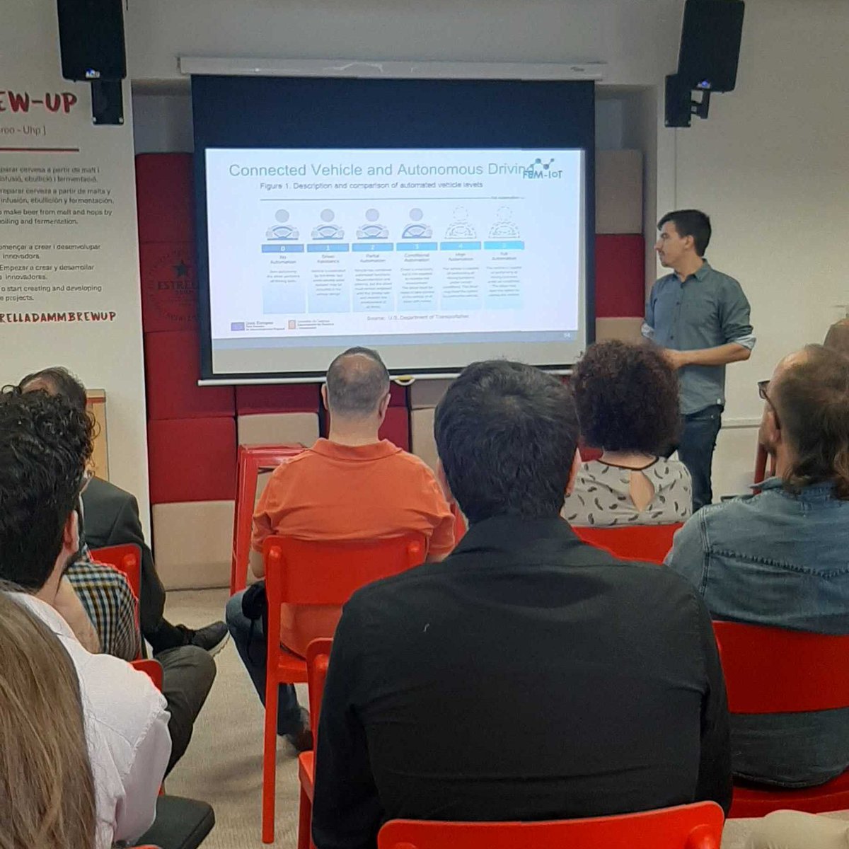 🗣️ Per part d'#i2CAT, Marisa Catalan, cap de la línia de recerca de xarxes de sensors inalàmbrics a l'àrea de #MWI del centre, introdueix el projecte. En Jordi Marías, researcher de la línia #V2X del centre, presenta el kit de referència V2X: stack i aplicacions de demostració 🛴