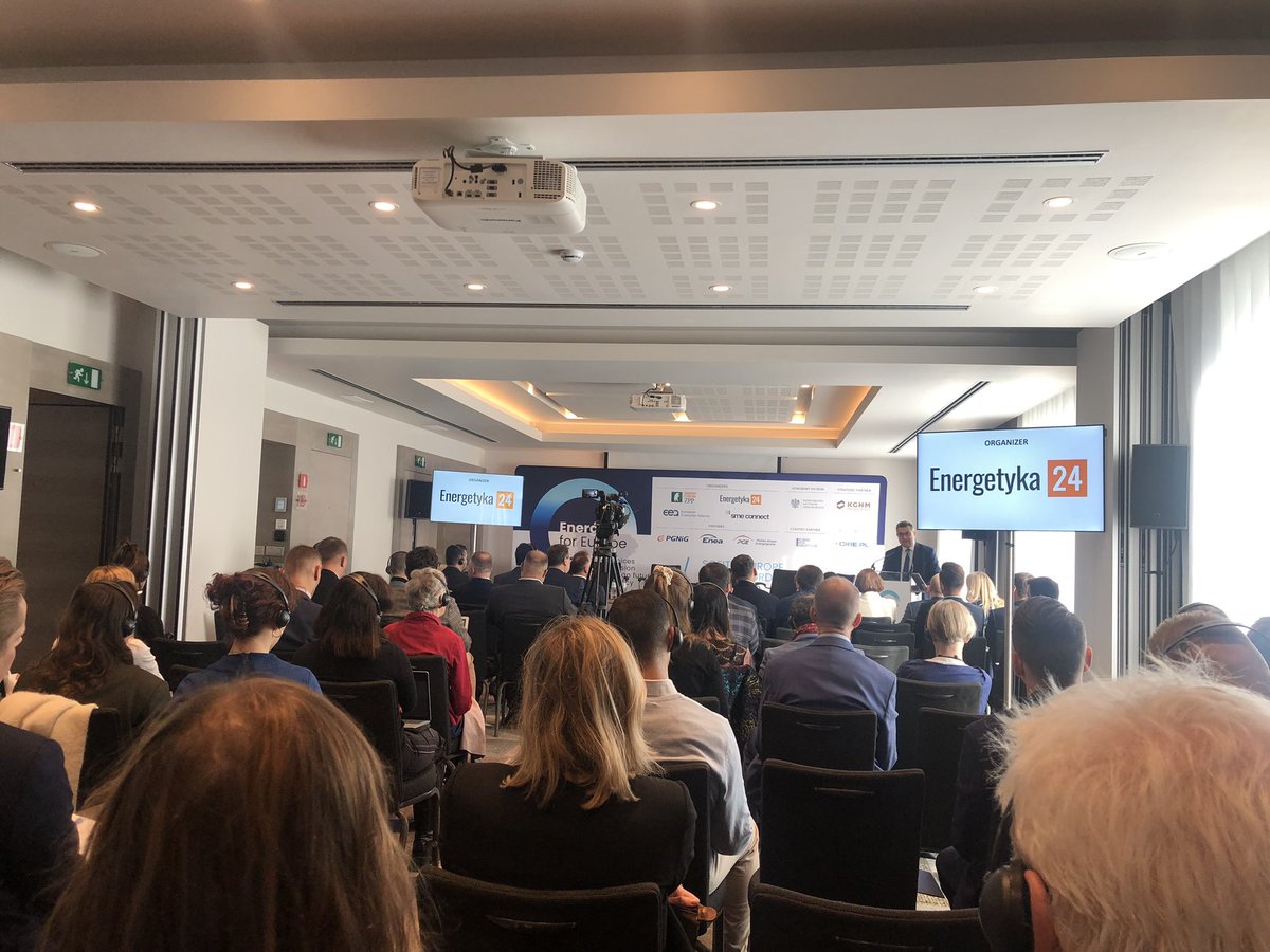YEP_BXL's tweet photo. @YEP_BXL watching closely #EnergyForEurope conference. Exciting panels schefuled for today on various technologies and strategies that should help the #EU to achieve #energysecurity #competitiveness and #decarbonisation https://t.co/6R9KamKHu7