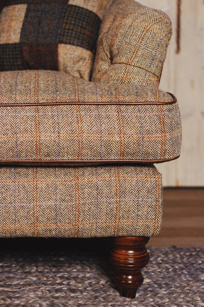 tetradsofas's tweet photo. Bracken Herringbone is one of our most popular Harris Tweed fabrics.
Perfect for period living, cosy interiors and the Autumn look 🤎 🍂 🐑
Order your FREE samples here: https://t.co/MixNsHtBpT
#tetrad #tetradsofas #harristweed #dalmore #fabricsamples https://t.co/YcpgiVmiBV