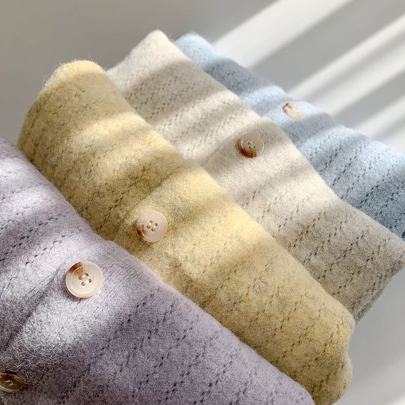 Rafstore4's tweet image. เจอเสื้อคลุมคาร์ดิแกนรุ่นนี้คือรักเลย เหมาะกับผู้หญิงขี้หนาวแบบเราๆที่สุด น้องเป็นไหมพรมนุ่มนิ่ม ใส่สบาย ไม่คัน จะใส่คลุมไปเรียนไปออฟฟิศหรือแมทซ์กับชุดอะไรก็เข้า น่ารักคูณสิบ ♡̶ 🎅🏻•₊˚❆︎⛪️🎄