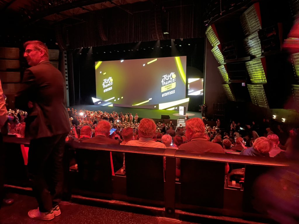 dropnplug's tweet photo. #tdf23 c’est parti https://t.co/jsDj7qP7AB