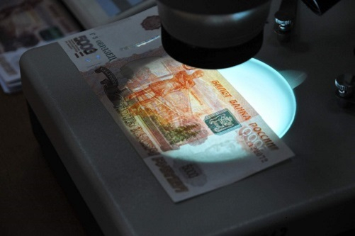 Если вы обнаружили купюру с признаками подделки, то не пытайтесь избавиться от нее в магазине. Отправьте деньги на бесплатную банковскую экспертизу. А вообще, фальшивок в регионе-33 стало меньше, об этом рассказали во владимирском отделении Банка России.

provladimir.ru/2022/10/27/vo-…