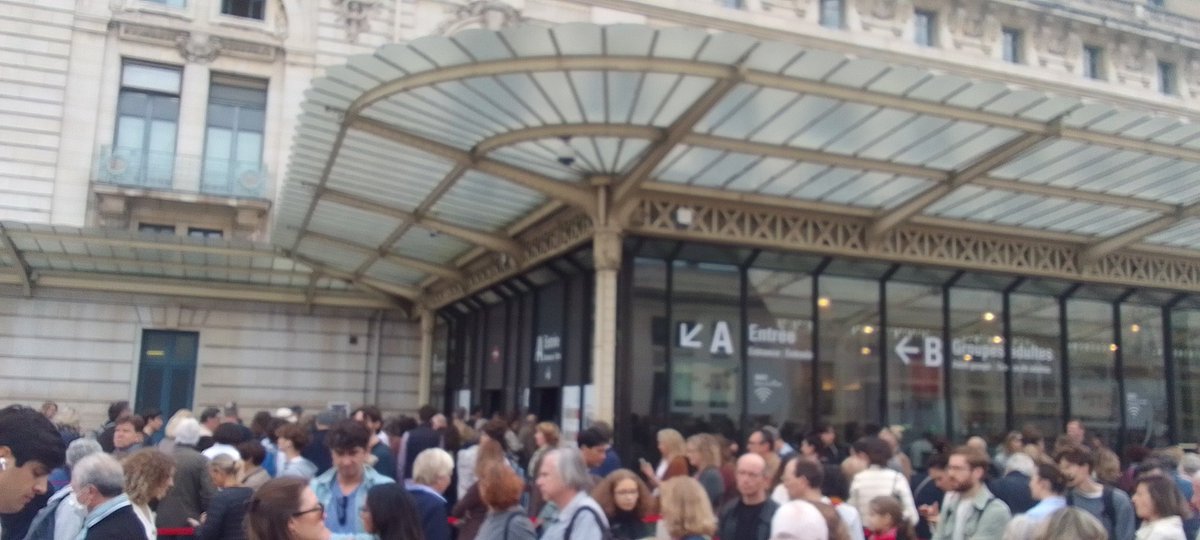 izzielook's tweet photo. This is the line to wait with timed entry tickets for @MuseeOrsay --- yes! bring water and snacks. 🤗🇫🇷 https://t.co/gAFUVvks33