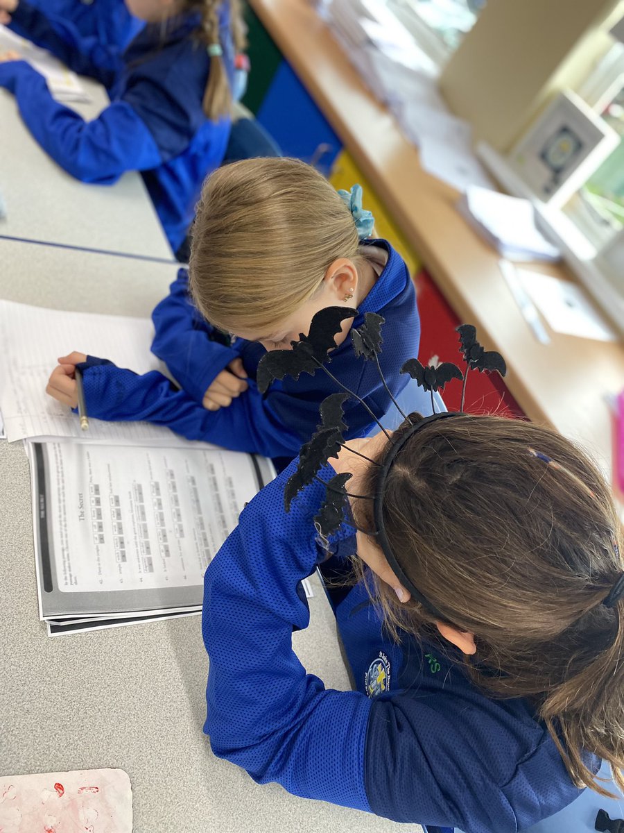 SJBPS11's tweet photo. Our Primary Sevens are working on their comprehension decoding skills. The focus is on Who? What? When? Where? Why? How? questions. #workingwithothers #managinginformation 🤝 https://t.co/NOwi2rcGYf