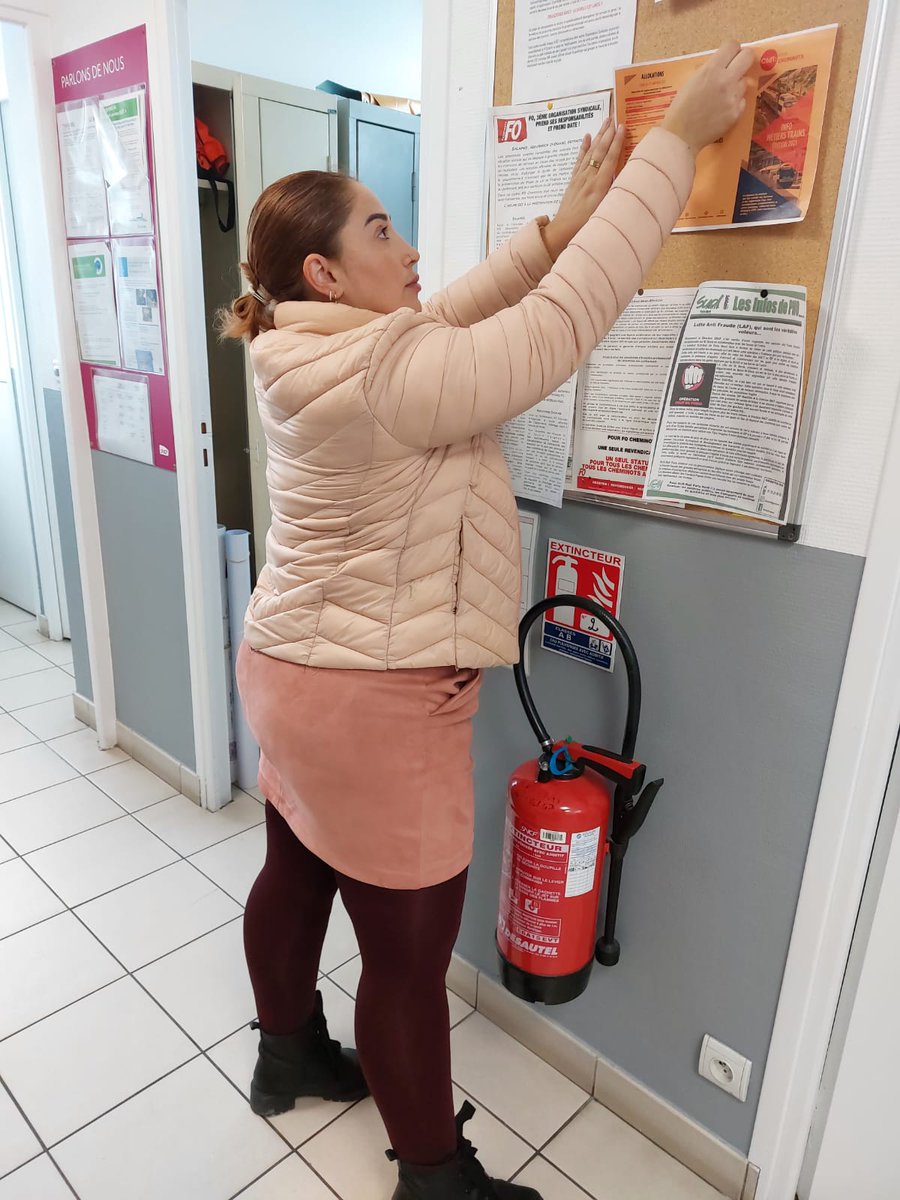 CFDTCheminotIDF's tweet photo. [TOURNÉES]
@ligneH les militants de Paris Nord Sabrina &amp; Raja @CFDTCheminotIDF @cfdtcheminots @lambertdeborah6 @fredbell75 rencontrent les équipes commerciales #EGSTH du secteur de Domont pour partager les victoires #CFDT &amp; recueillir les questions sociales des salarié(e)s
👊🏾 https://t.co/9nIyI9U6J2