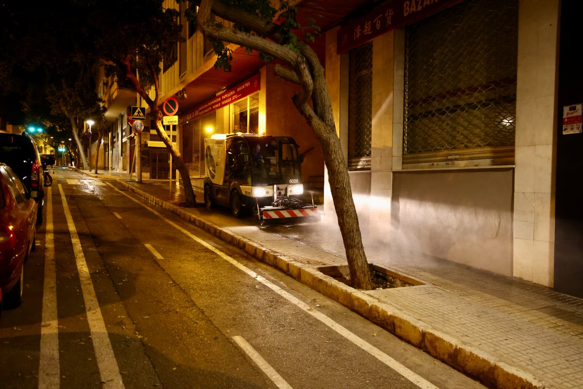 ajuntpalma's tweet photo. El nou servei de neteja a l'Eixample als carrers d'Andrea Doria i de Bartomeu Rosselló-Pòrcel 📍
💦 Vehicles d'aigua a pressió a les voravies
🕛 En horari nocturn
👌 Per gaudir de Palma en les millors condicions
💚 Ajuda'ns a mantenir la ciutat neta
#PalmaNeta https://t.co/QV35f19JUU