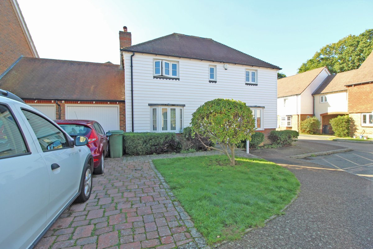 SurridgesEstate's tweet photo. NEW INSTRUCTION
A very attractive, white weatherboard four bedroom detached house situated in a desirable private cul-de-sac.
£440,000 |  #hailsham
More: https://t.co/1zUUDfezeE
#property #estateagent #estateagency https://t.co/ndgJZCdhyK