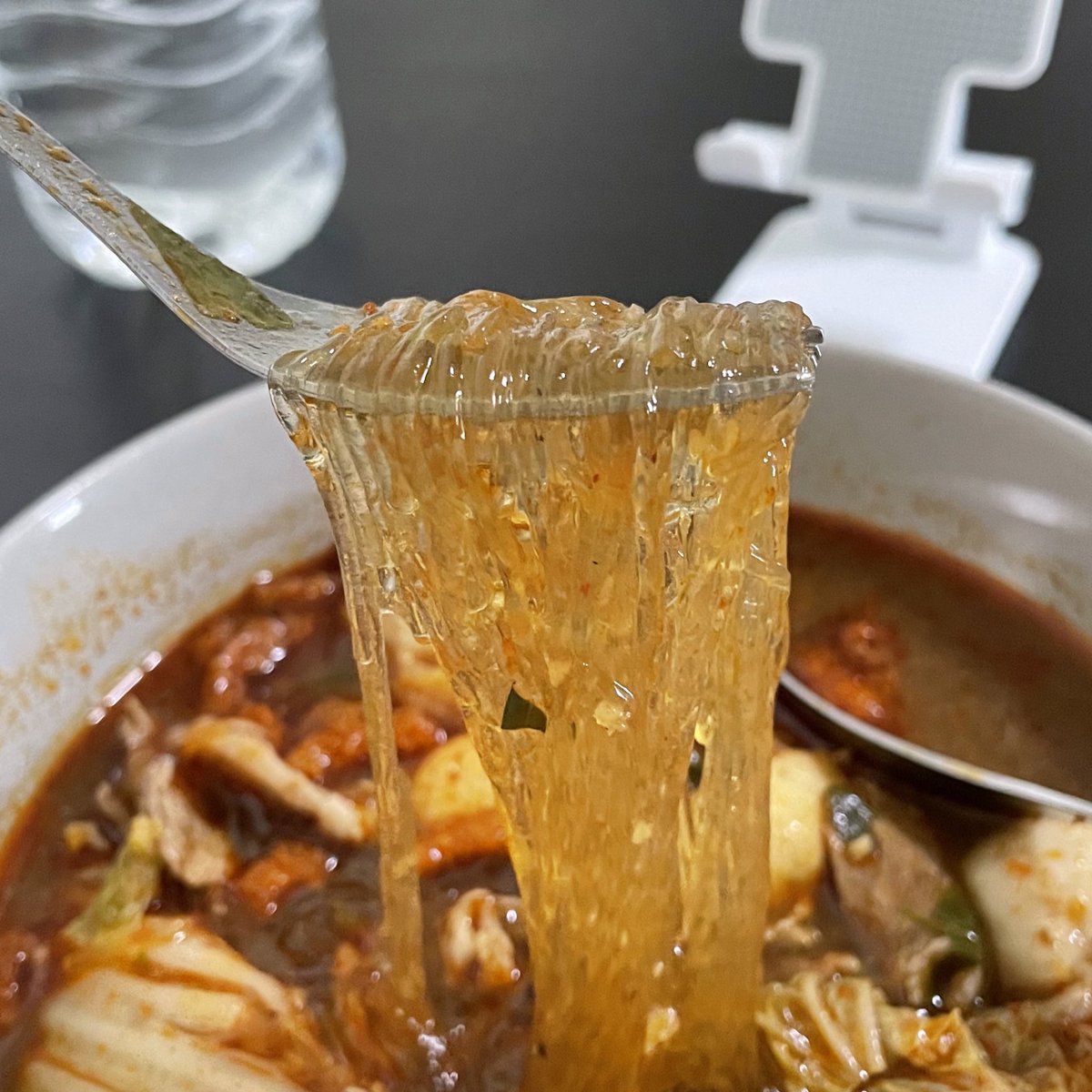 มันคือที่สุดของวุ้นเส้น ชั้นกินแล้วจอยมาก เส้นเหนียวนุ่ม ละมุนลิ้น ไม่ต้องแช่ก่อนก็กินได้ หรือถ้าแช่ก็จะหนุบหนับขึ้นไปอีก นี่ซื้อมาเป็นแพ็คหลายอัน กินจนจะหมดแล้วอะ เรื่องเส้นขอให้บอก กินได้ทุกวัน