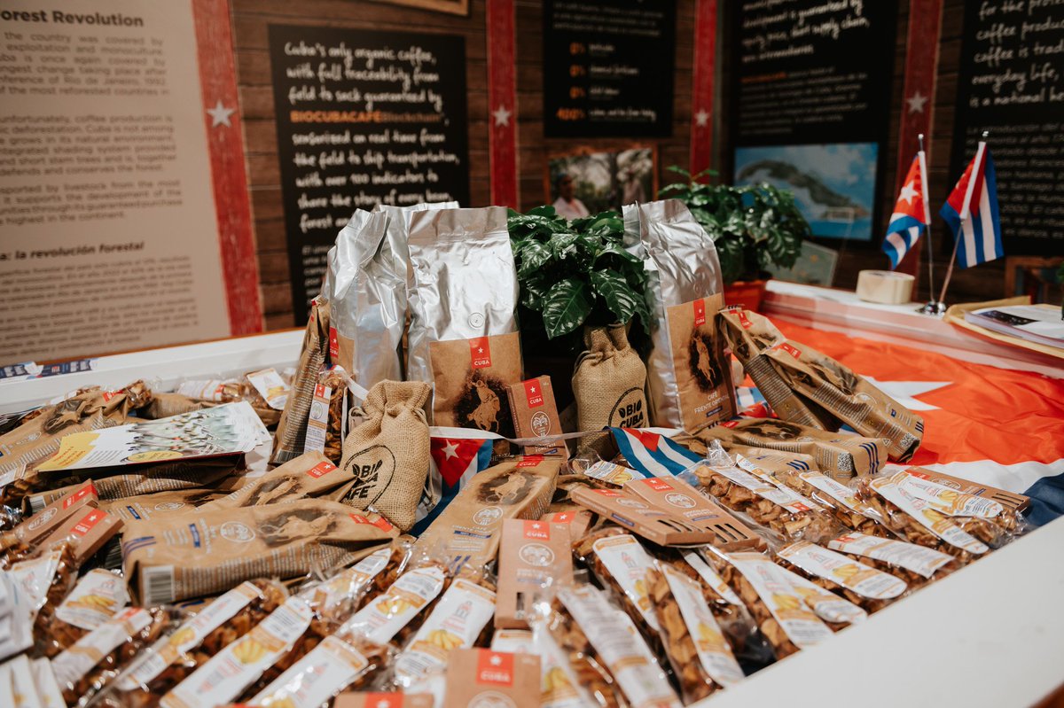 GiustoSano's tweet photo. Il primo "Festival della Cultura Cubana" si è concluso domenica, grazie a @umbertomontano per averci accolto al #MercatoCentraleTorino con uno stand dedicato.
Acquista i tuoi prodotti preferiti sani giusti e solidali, li trovi tutti sul nostro e-commerce: https://t.co/yIsQP262zO https://t.co/pRniSlfHld