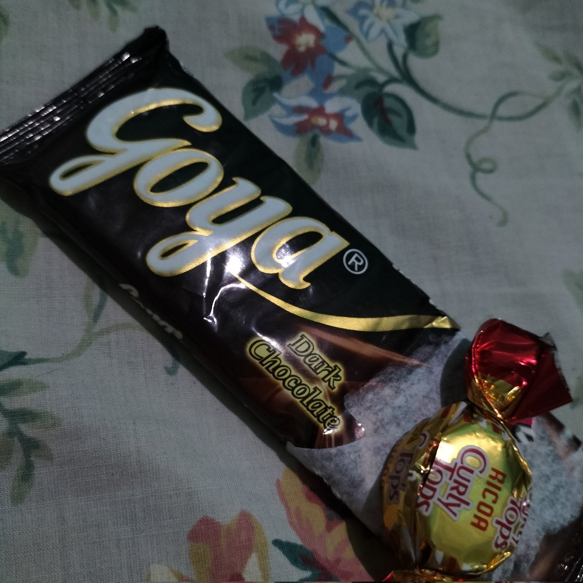 pressedcy's tweet photo. got chocolate from my teacher bcs of getting a high score on the exam 😋😋😋 https://t.co/D1Vx5vmSd4