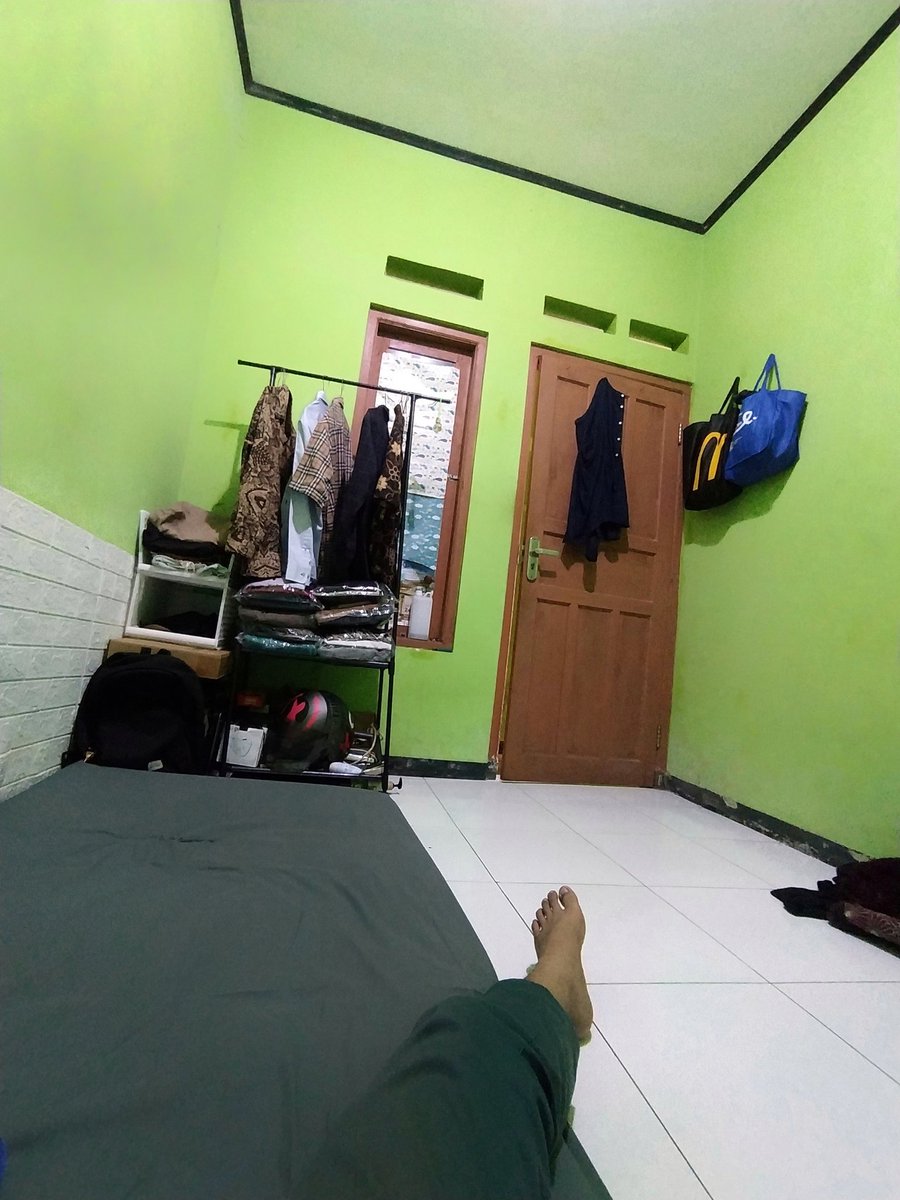 worksfess's tweet photo. apakah disini ada yg pulang selalu on time, masi sore gini udah di kosan/rumah. gabut mau ngapain. kalo kalian biasanya ngapain sore sore gini?

pov : kos kosan 500rb di kota tangerang

work! https://t.co/yGPRNyRNFc