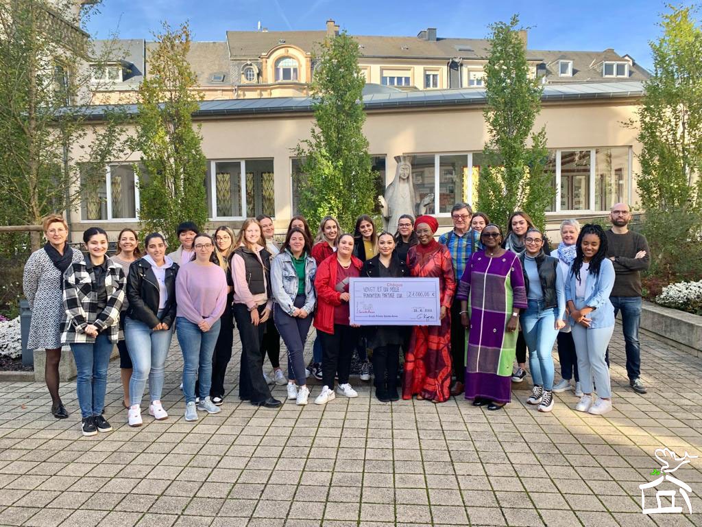 Maison_Shalom's tweet photo. Merci!!!
A l'Ecole Ste Anne #Luxembourg,jumelée avec Ecole Ste Anne #Kigali,les élèves ont remis 21.000€ à la fondatrice #Maggy et la vice Pdte de @Maison_Shalom Maria Bwakira pr la construction.Une autre équipe a monté le projet #inkunga pr mobiliser les fonds de l’équipement. https://t.co/2j3VYC4cve