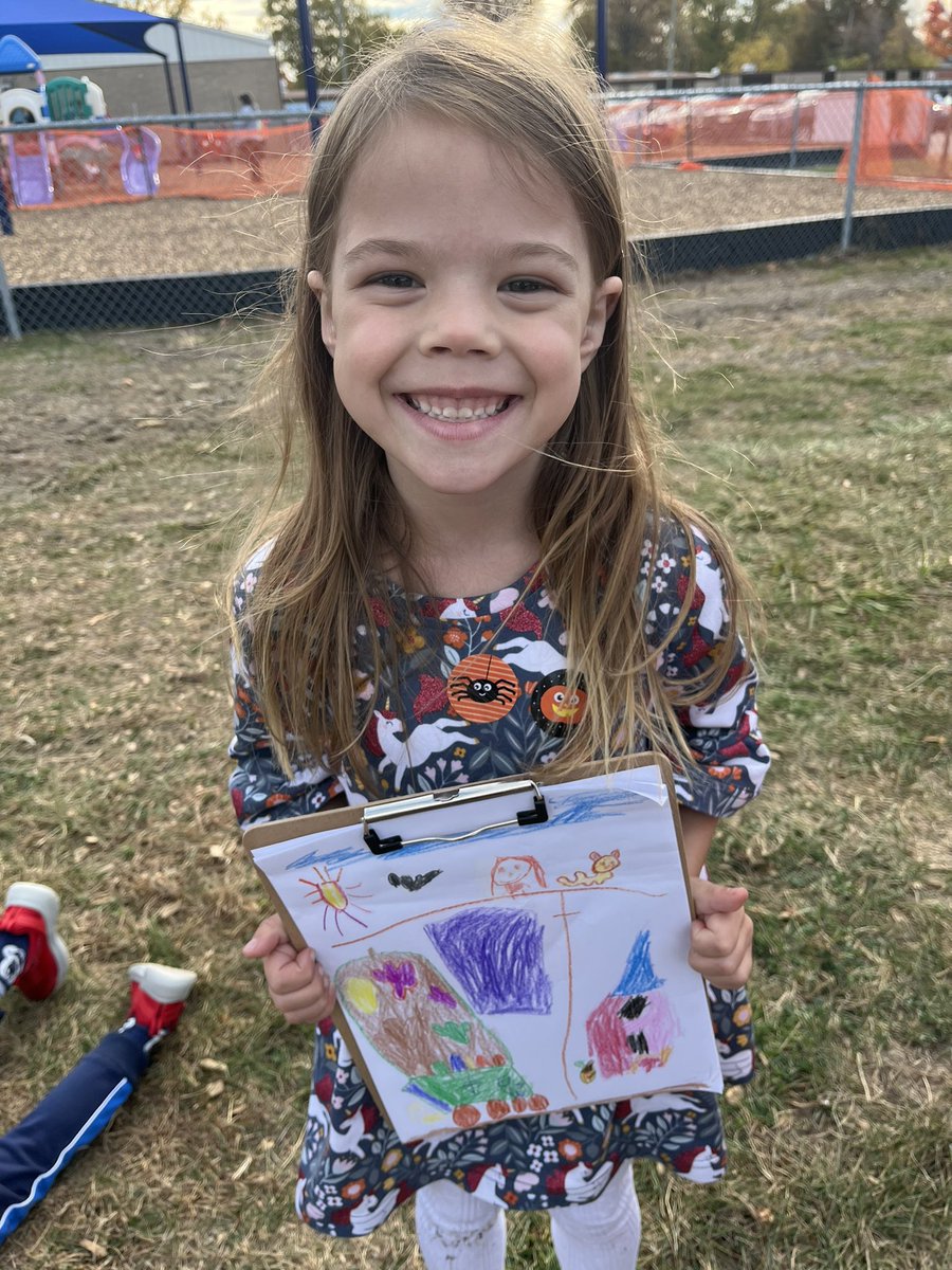 CheriZweng's tweet photo. We’re Going on a Shape Hunt! Students went outside and observed different shapes. They began to draw them out on their papers and create their own book! What a wonderful way to learn about shapes through real world experiences!#mylsps #dklsps https://t.co/OAaA067atj
