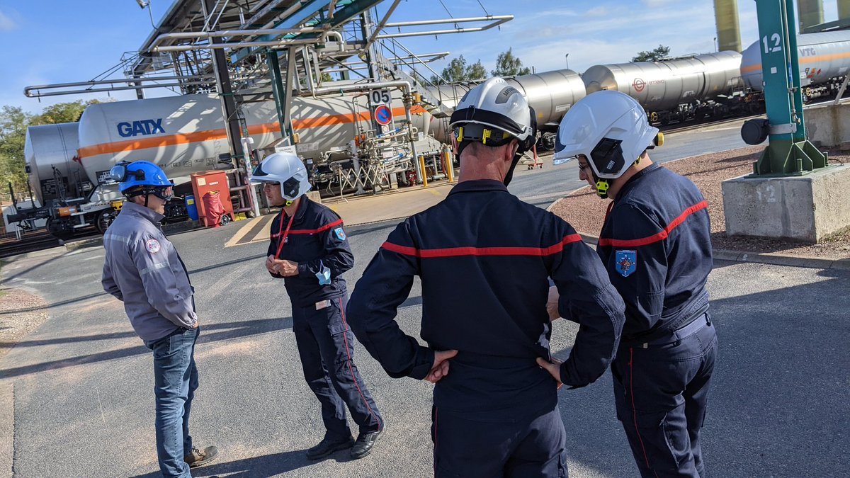 SDIS57's tweet photo. Mieux appréhender un site industriel 🏭  et ses risques ⚠️ apprendre à travailler avec les personnels 👷de sites classés #seveso, c'est le programme d'une séance de travail des officiers 🧑‍🚒 🚒 du @SDIS57 au sein de la société #SNF @snffloerger de St Avold. @Prefet57 @MoselleCD57 https://t.co/qzArXqv81g