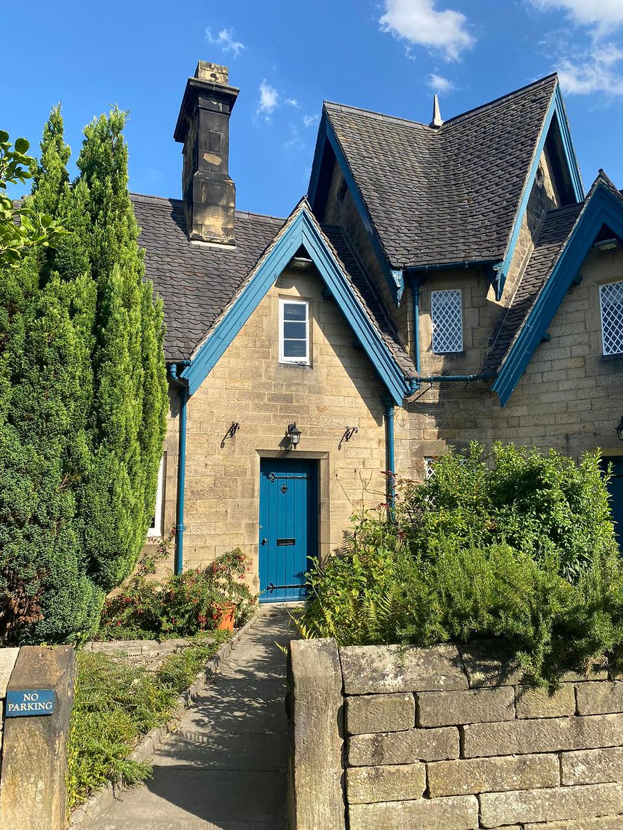 The Devonshire Arms, Beeley has 16 beautiful rooms, 4 in the inn, 12 situated a stone's throw away in this idyllic village. Fairy tale houses for fairy tale stays. loom.ly/JE60UhI 📷: Neil Dyke
