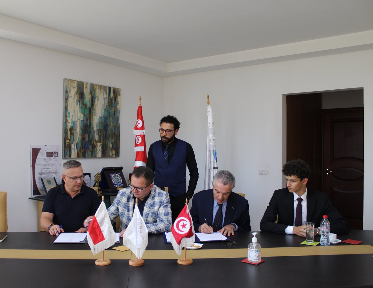 Conect__Tunisie's tweet photo. 🖋Une convention a été signée, à Tunis ce mardi 25 octobre, entre M. Tarak Cherif, président de CONECT et M. Marcin Jablonski, M. Wojcieh Jeszka Board members STMW et M. Ahmed Hamouda, Managing partner STMW TUNISIA.

#CONECT #STMW https://t.co/rFKfXXs0iY
