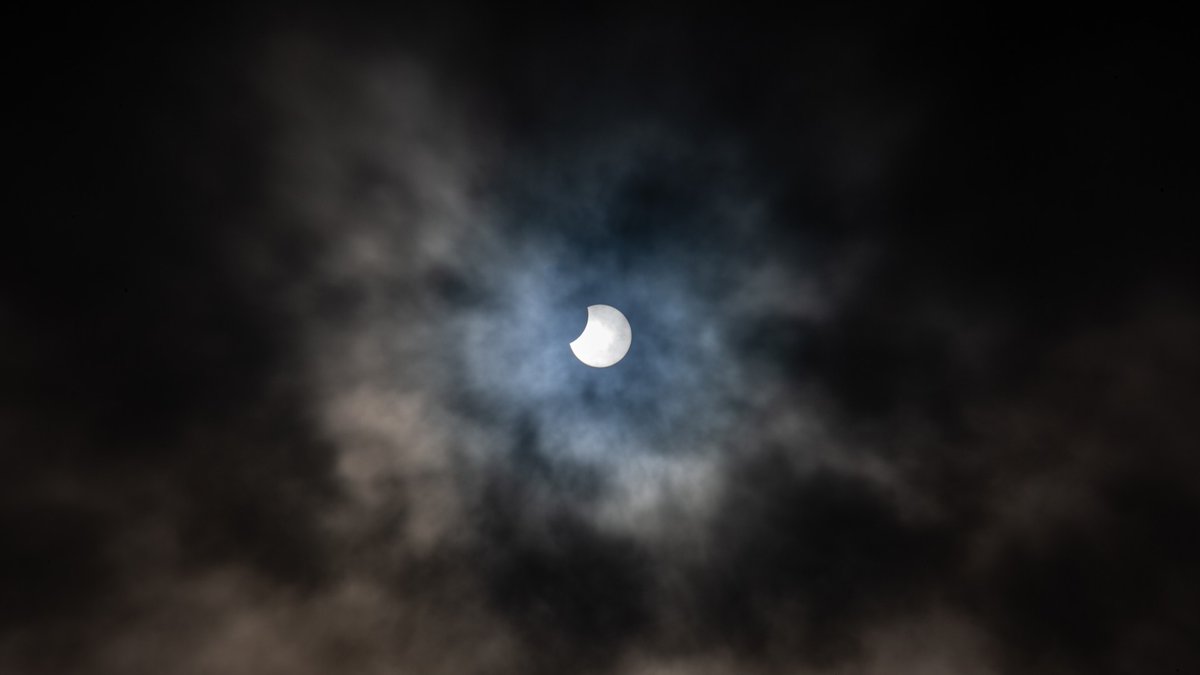 HorusNetworks's tweet photo. Effet de l'éclipse partielle du 25 octobre visible dans la production de nos centrales. https://t.co/RSpbV34qTu https://t.co/yQPFIx2rhr