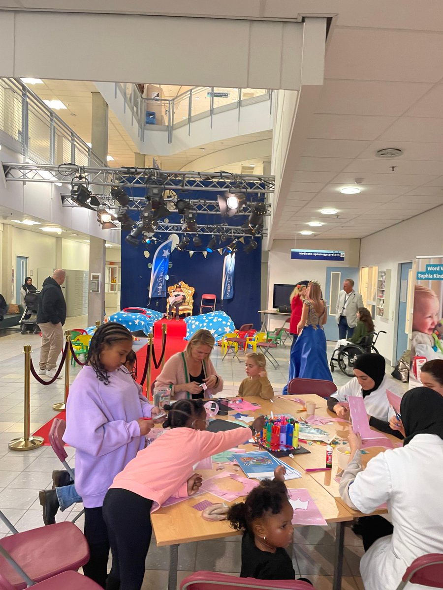 MakeAWishNL's tweet photo. Gisteren was een drukke dag in het Sophia kinderziekenhuis. Prinses Sterre kwam langs en heeft de kinderen een schitterende middag bezorgd. Ook aan de zorgprofessionals was gedacht: de koffie en thee werd vers gezet en mooie Wish magazines werden achterlaten. #wishforce https://t.co/ZhSflcS5Fc