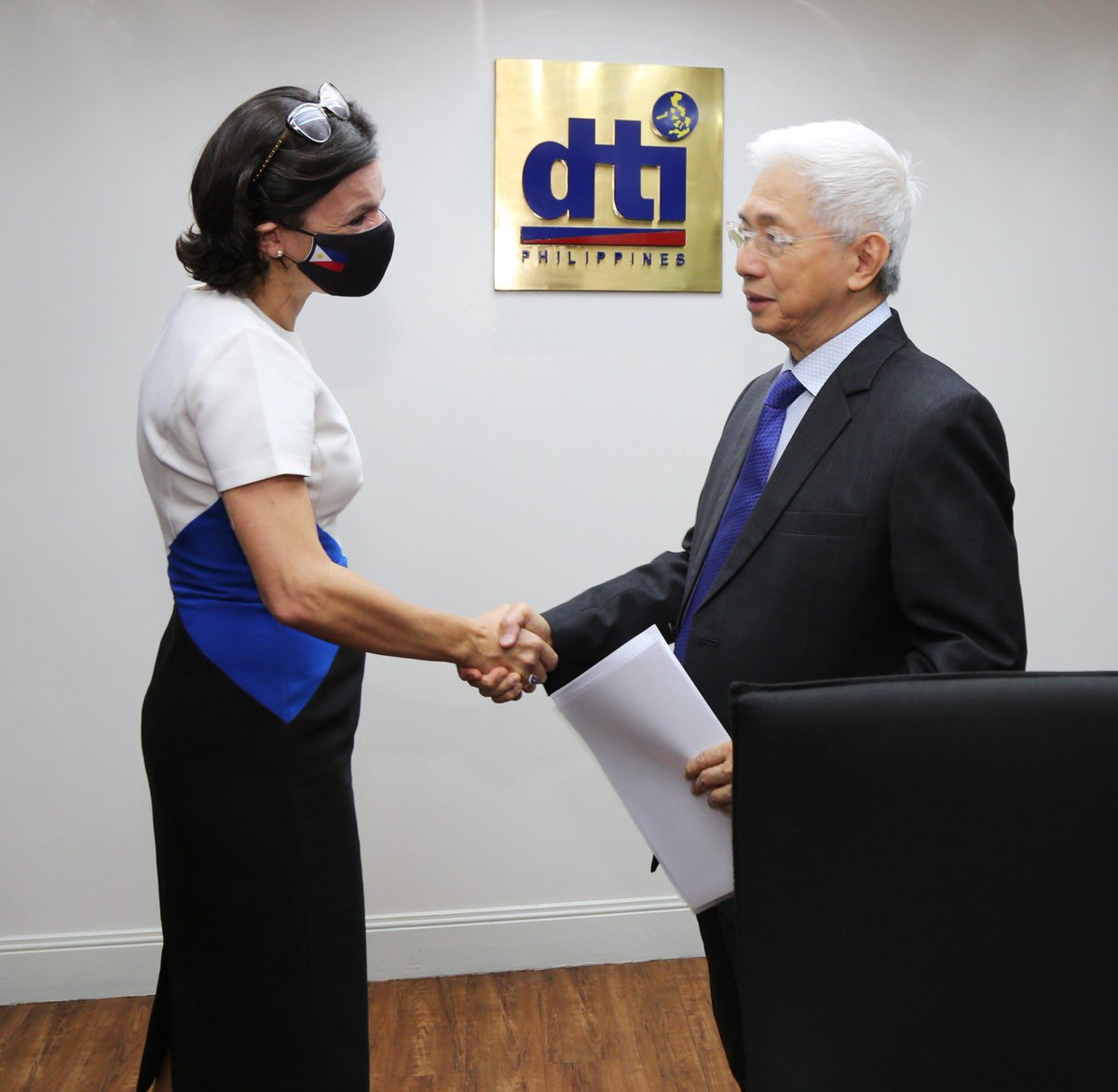 ukinphilippines's tweet photo. This week, Ambassador @LaureBeaufils and DIT Director Lindsey Gilbert-Crouch made a courtesy call to @DtiPhilippines Secretary Alfredo Pascual. 🇬🇧🤝🇵🇭   
 
#UKPHEnhancedPartnership

(1/2) https://t.co/zcjeAbwMws