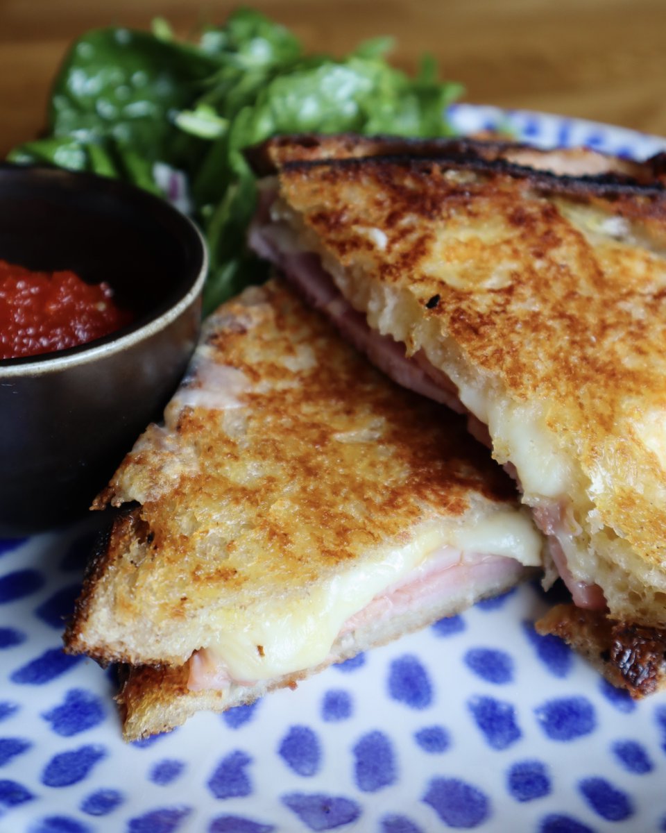 Our take on the Barcelona classic bikini sandwich from the daytime menu. Say hellooo to the Dokes Bikini 🔥 ...
(prosciutto cotto, Connage cheese, Wharfe Valley truffle oil, toasted)

#dokespizzeria #reinventingthewheel