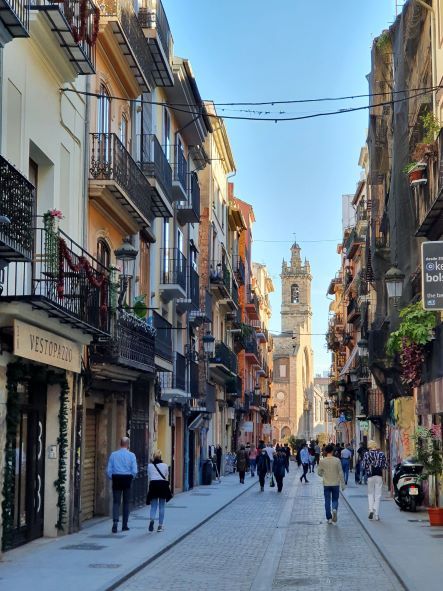 Heute Abend entscheidet sich, wer 2024 den Titel <a href="/EUGreenCapital/">EU Green Capital</a> tragen darf. Unter den Finalisten: Valencia. Die spanische Stadt hat in den vergangenen Jahren die #Mobilitätswende angeschoben, berichtet <a href="/thiloschafer/">Thilo Schäfer</a> aus Valencia (€): background.tagesspiegel.de/mobilitaet/wie…