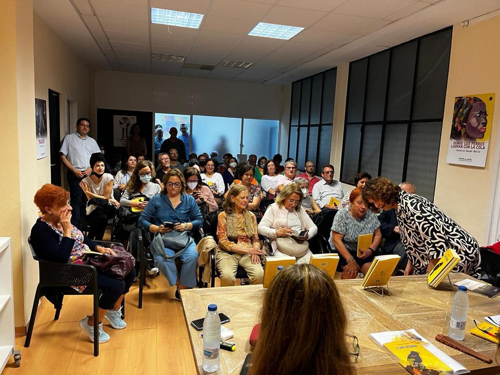 Editorial Renacimiento (@renacimientoed) on Twitter photo 👉El pasado 20 de octubre presentamos 'El aire encendido', de Teresa Garbí, en la <a href="/LibreraBerln/">Librería Berlín</a> de #Valencia.
📖Poemas sobre la vida atravesada por la muerte. En medio de la incertidumbre asombra la belleza de la tierra. 👉El pasado 20 de octubre presentamos 'El aire encendido', de Teresa Garbí, en la <a href="/LibreraBerln/">Librería Berlín</a> de #Valencia.
📖Poemas sobre la vida atravesada por la muerte. En medio de la incertidumbre asombra la belleza de la tierra.