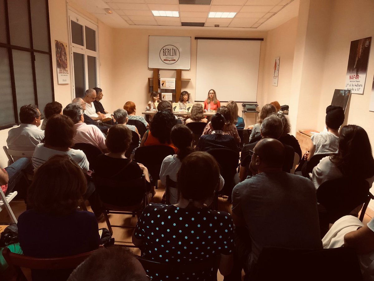 RENACIMIENTOED's tweet photo. 👉El pasado 20 de octubre presentamos 'El aire encendido', de Teresa Garbí, en la @LibreraBerln de #Valencia.

📖Poemas sobre la vida atravesada por la muerte. En medio de la incertidumbre asombra la belleza de la tierra. https://t.co/xypwG0DIy9