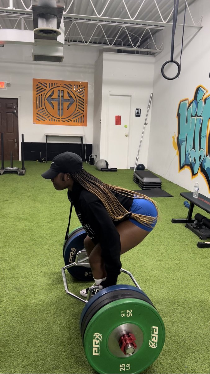 _KiiaBaybee's tweet photo. Oh nothing! Just wanted to show you guys my good form. Issa fit bae! 🤎
#fitbae #chickswholift #gymgirl #gymlife #FitnessMotivation https://t.co/1um42HYZRy
