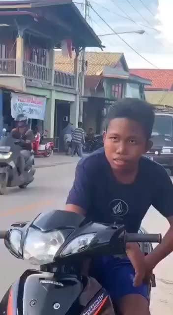 “Cita-citaku jadi bapak rumah tangga, pagi nyemprot burung, sore jemput istri di pabrik”

Nah kira2 beginilah dapuranmu kelak ketika nunggu istri pulang dari pabrik: