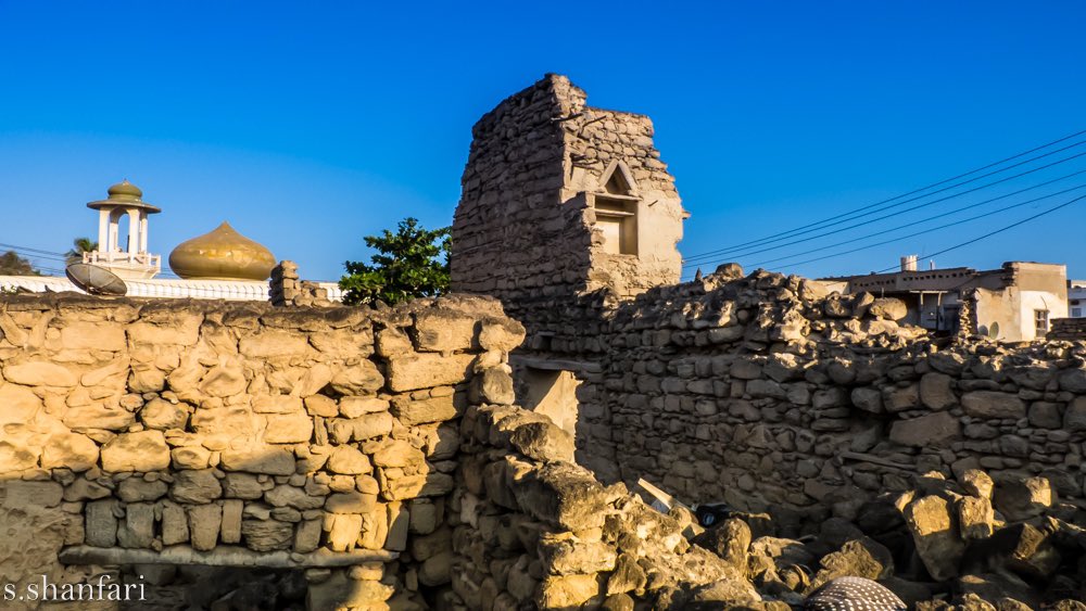 أعلام ورموز خالده:
أطلال قصر الشيخ عوض بن عبدالله الشنفري الملقب (الموت)في #الحافه.الذي كان له الدور الأساسي في مد نفوذ الدوله البوسعيديه إلى ظفار ، وفيما نشهده اليوم من وحدة وطن ،واستقرار وأمن اجتماعي في المنطقه.                                  
#سوق_الحافة