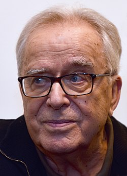 UMPRUMKA's tweet photo. 27. října slaví emeritní rektor UMPRUM, český typograf a grafický designér prof. Zdeněk Ziegler úctyhodných 90 let.
Nejvýraznější oblastí jeho výtvarné tvorby jsou filmové plakáty a zejména k nim je vztaženo jeho renomé i dlouhá řada získaných ocenění.
https://t.co/LTWAy3xIjJ https://t.co/uPfgvzpfhR