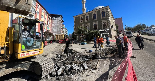thisistrabzon's tweet photo. #Trabzon'da TİSKİ çalışması sırasında #Ermenice mermer mezar başlıkları bulundu.
#Yenimahalle'de  #FaikDranaz ve #Maraş Caddelerinin kesiştiği yerde bulunan #Mahohyan ailesine ait olduğu görülen mezar taşları Müze Müdürlüğü ekipleri tarafından koruma(!) altına alındı. https://t.co/Odmq7fp0fF