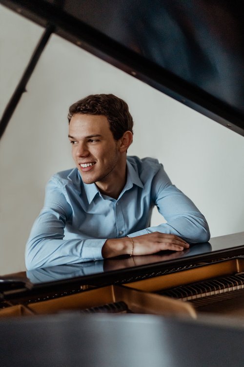 TODAY 3PM: the English Schools' Orchestra <a href="/EsoGB/">esoGB</a> performs, for the first time in its history, Stravinsky's Rite of Spring. Fingers crossed no riots today! Plus Rachmaninov's Paganini Rhapsody with the incredible young pianist Gabriele Strata.

Info: cadoganhall.com/whats-on/engli…